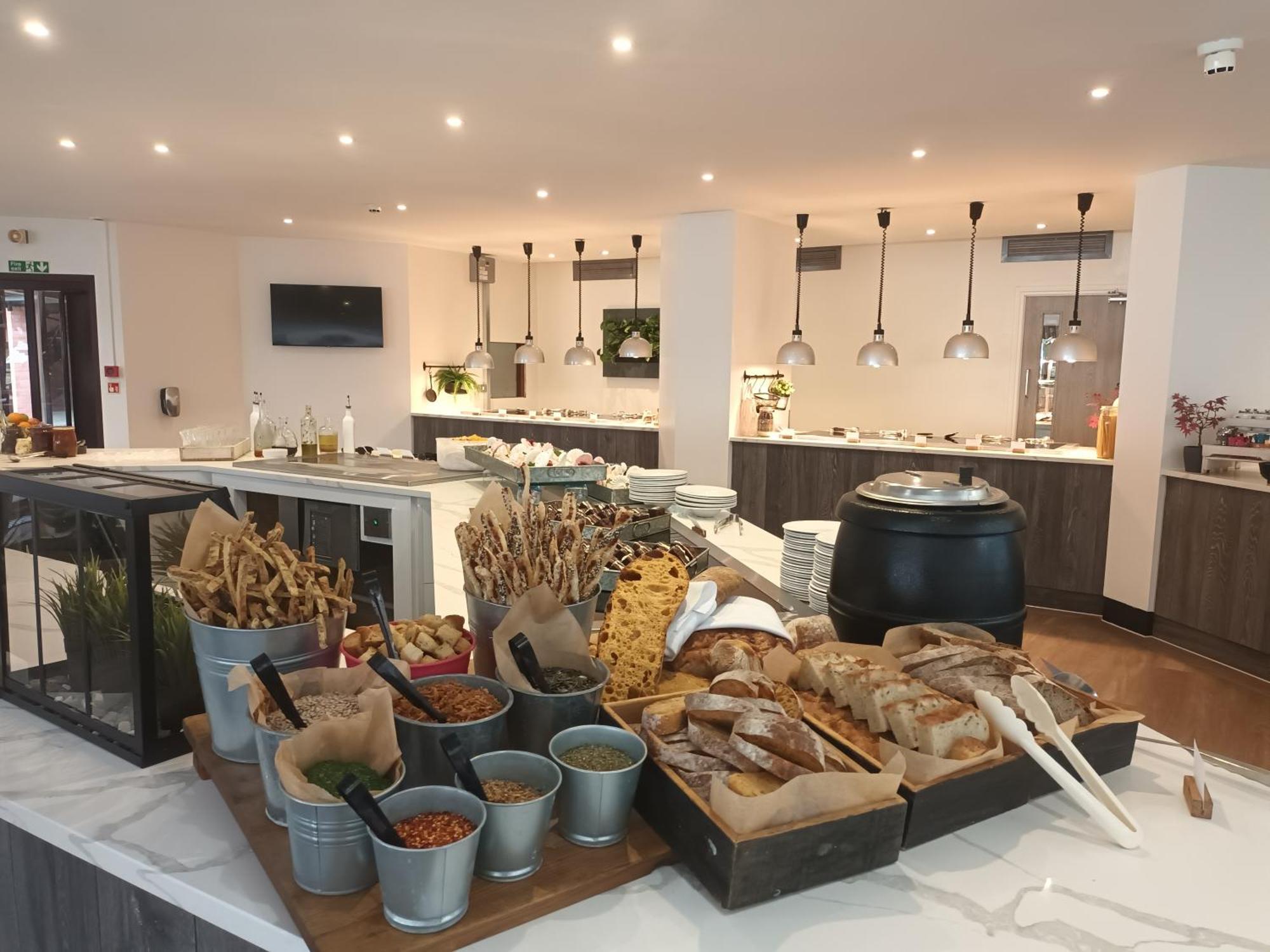 Cim Business Centre Hotel Мейдънхед Екстериор снимка