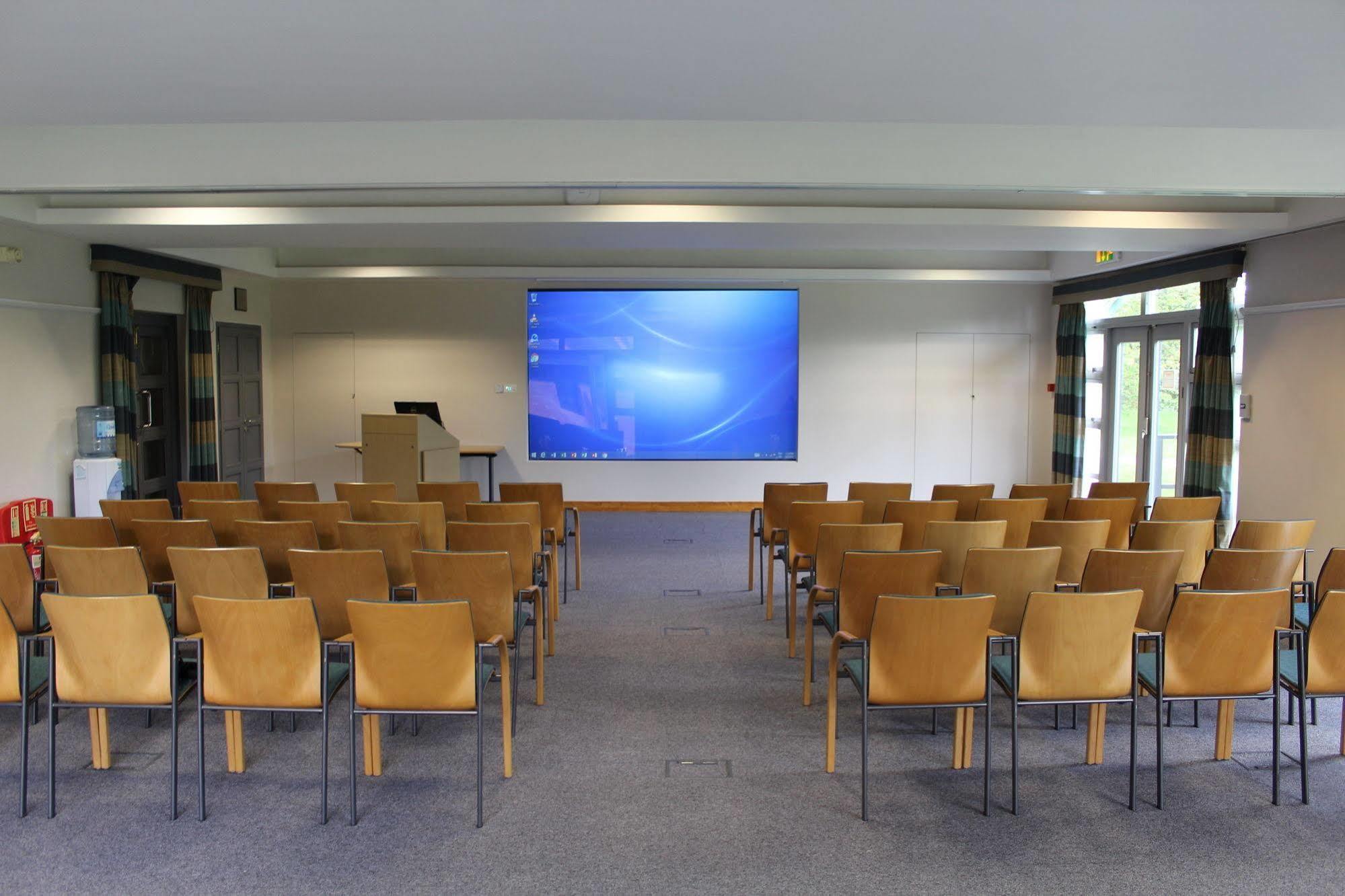 Cim Business Centre Hotel Мейдънхед Екстериор снимка