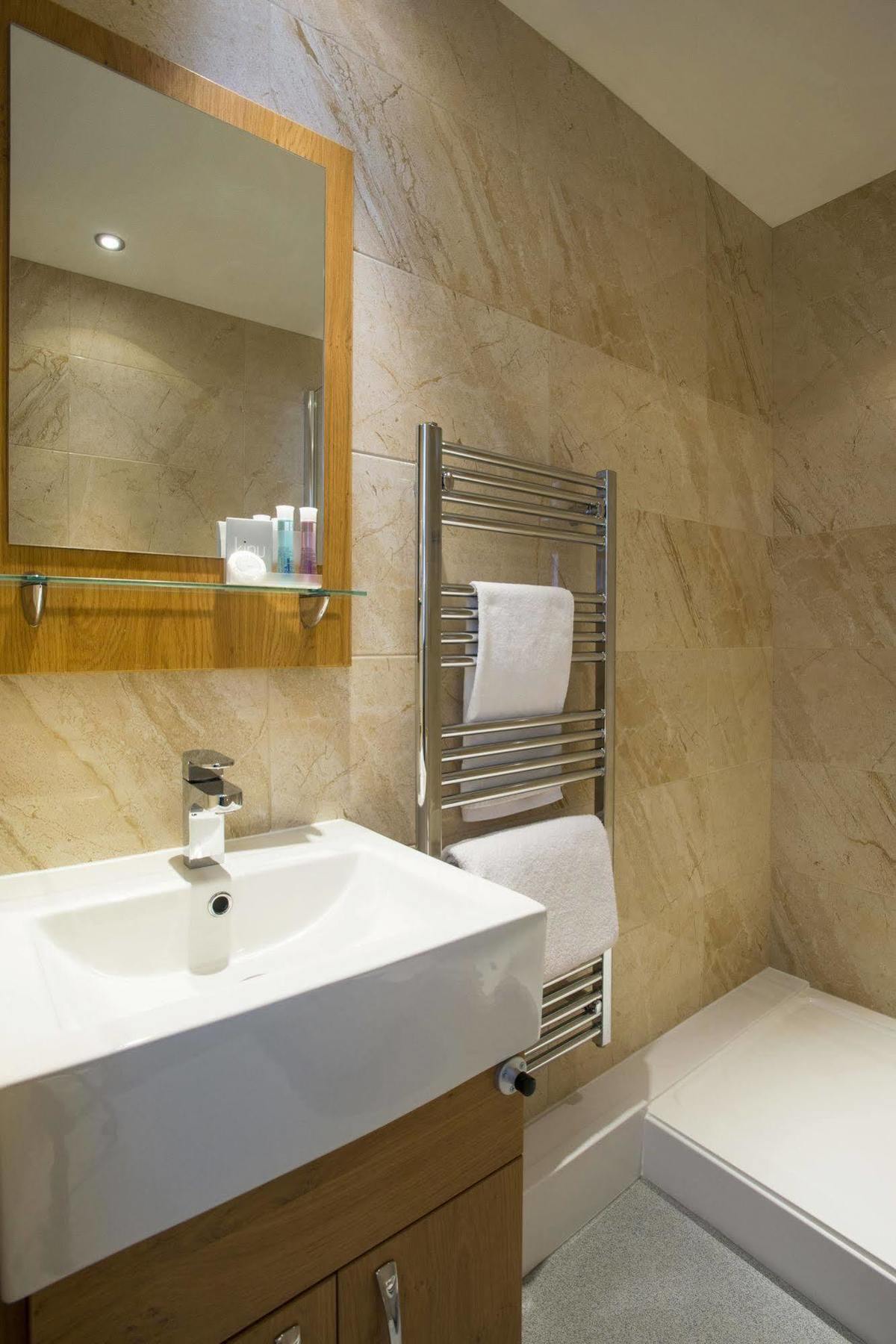 Cim Business Centre Hotel Мейдънхед Екстериор снимка