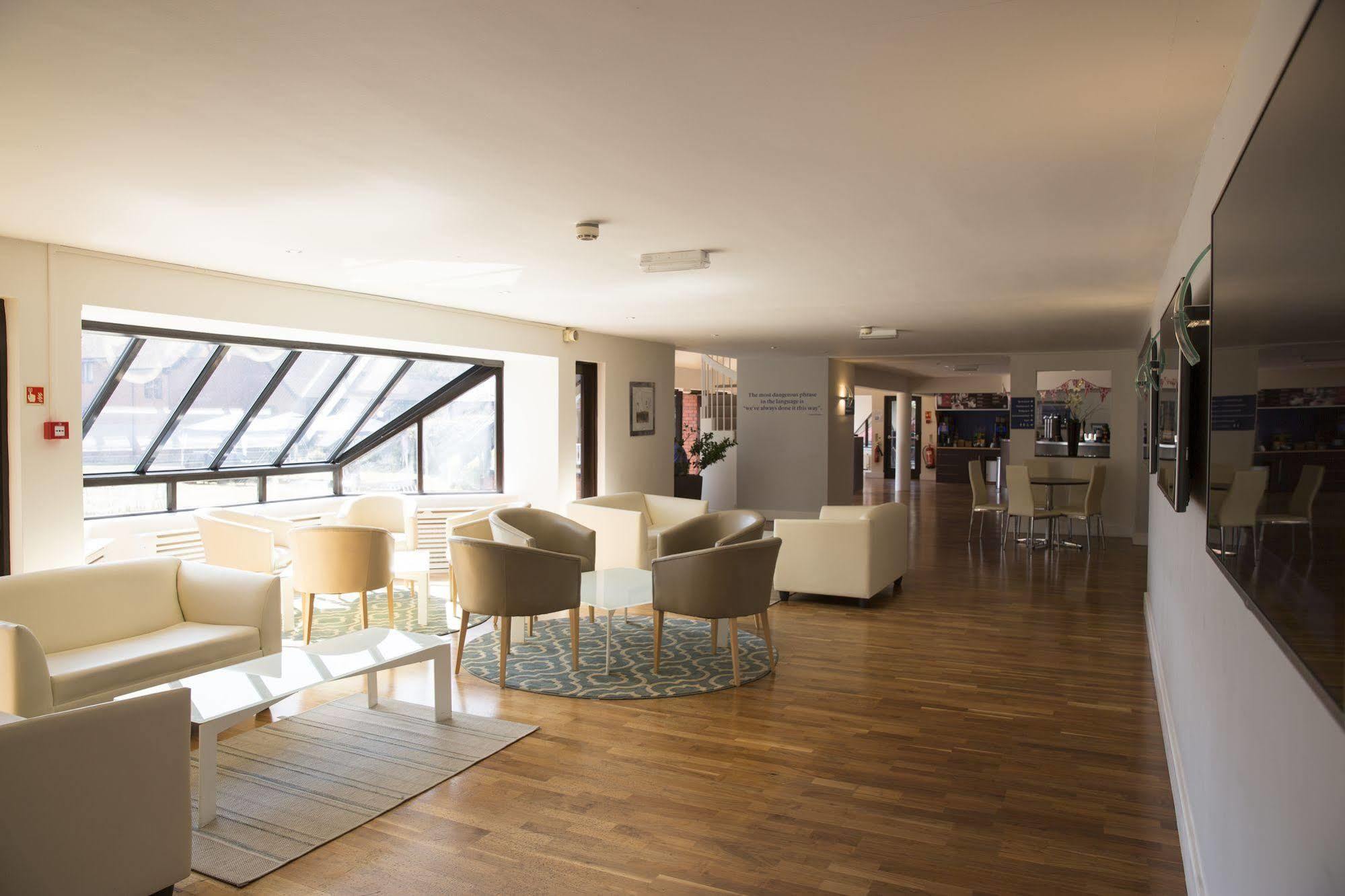 Cim Business Centre Hotel Мейдънхед Екстериор снимка